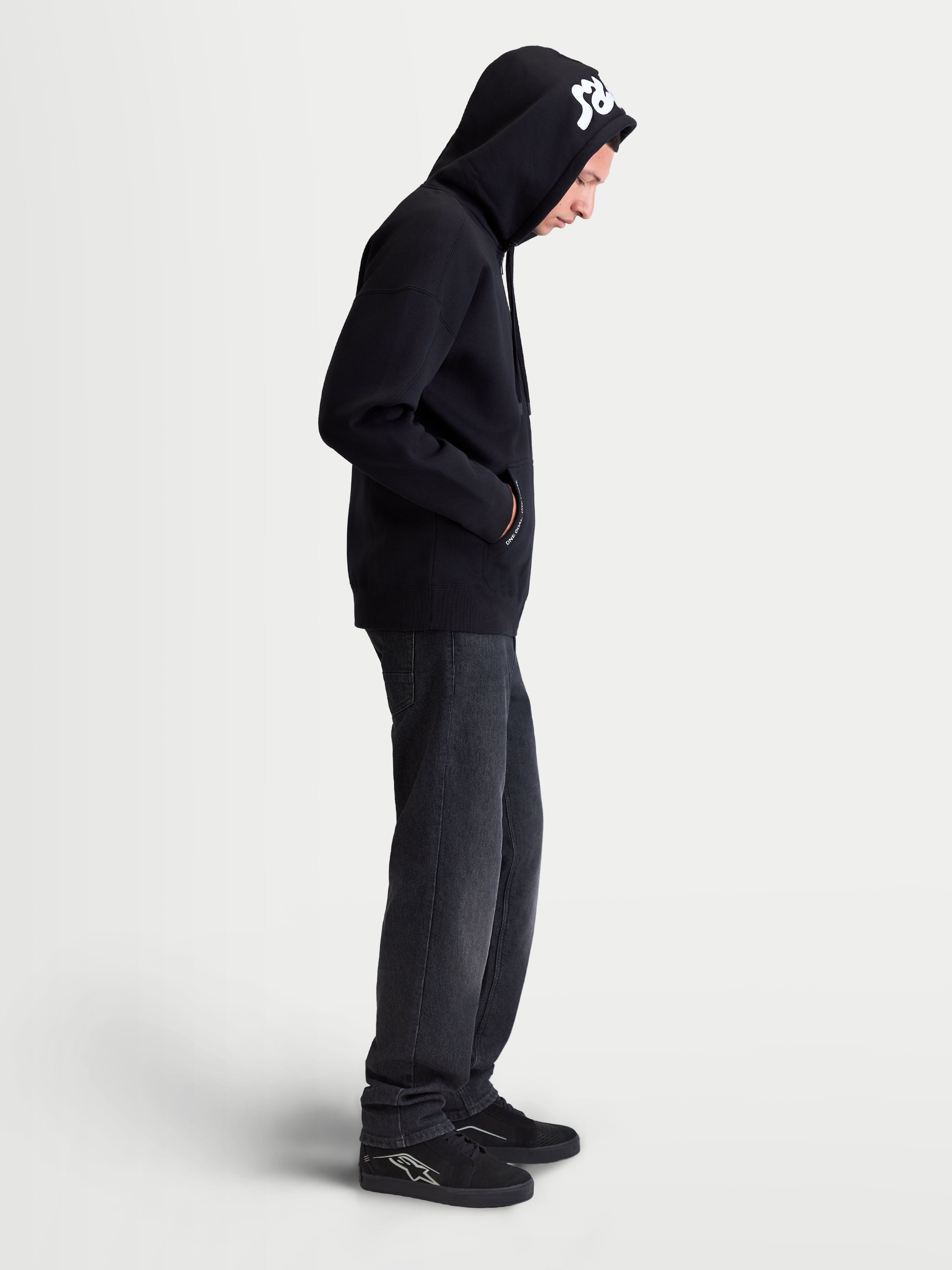 Alpinestars Pioneer Oversized Hættetrøje, sort oversized hættetrøje med lynlås i fleece, hvide broderede detaljer på hætten, kængurulomme, afslappet motorsport sportstøj