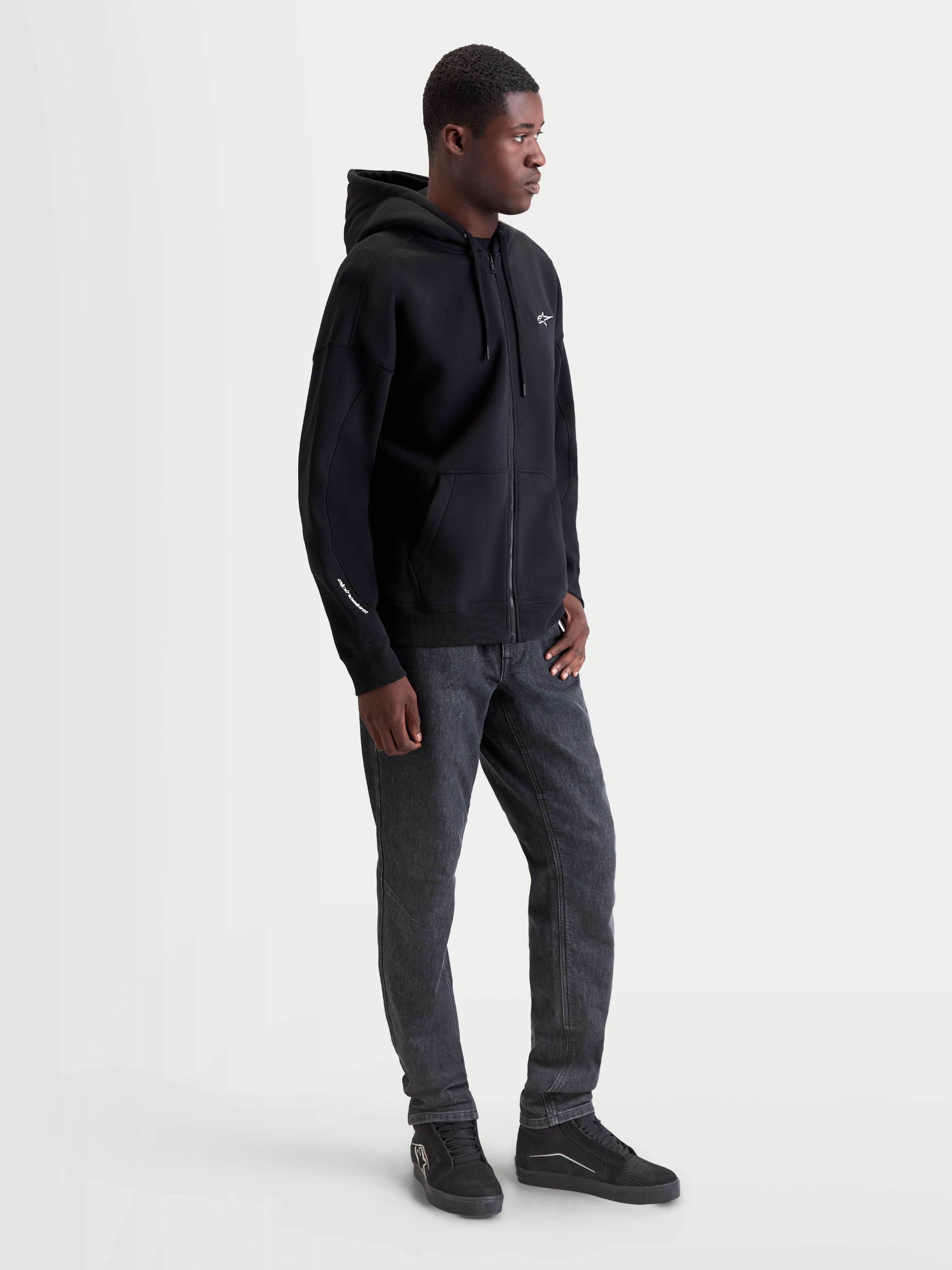 Alpinestars Entity Oversized hættetrøje, sort herrehættetrøje med lynlås og hvidt broderet logo, oversized pasform, premium bomuldsfleece, afslappet motorsport sportstøj.