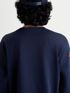 Alpinestars Velocifier CSF t-shirt, langærmet sportswear t-shirt i marineblå, set bagfra på model med rund hals med ribkant, motorsport-inspireret afslappet tøj fremstillet af en blød blanding af bomuld og genanvendt polyester.