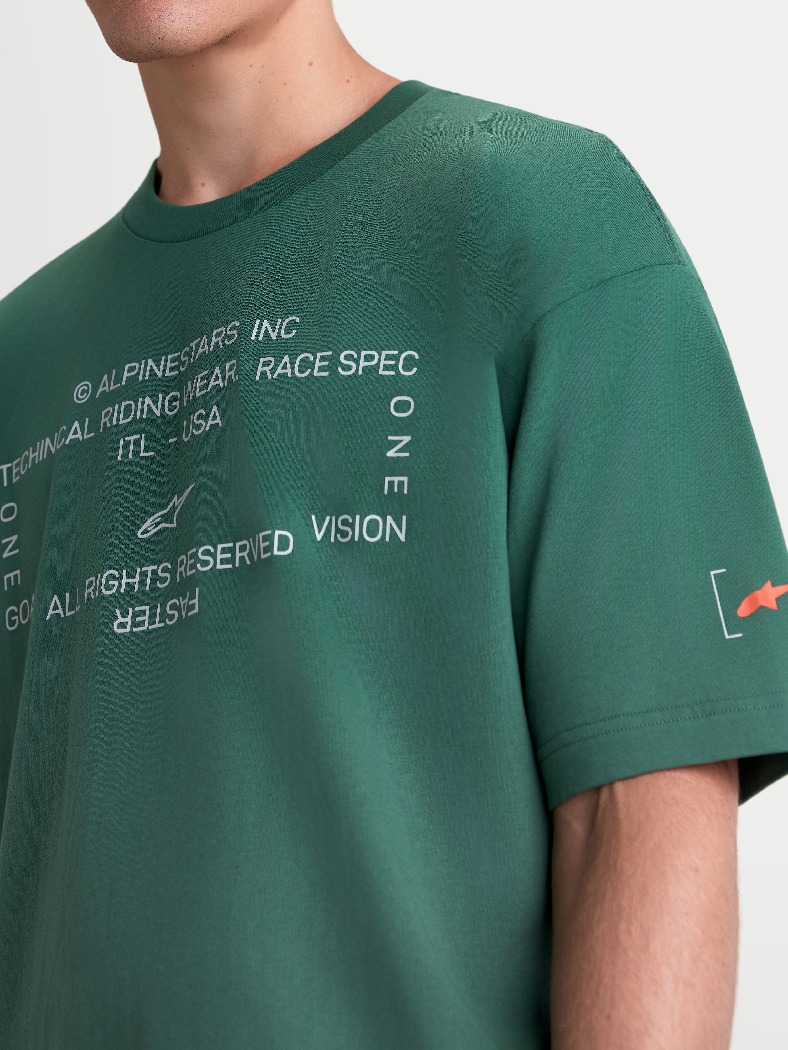 Alpinestars Infinity Oversized CSF T-shirt, grøn kortærmet T-shirt med hvid frontgrafik og orange Astars-logo på ærmet, oversized pasform i bomulds-polyesterblanding, afslappet sportswear.