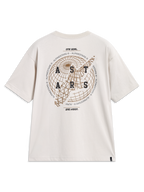 Alpinestars Latitude Oversized CSF T-shirt, beige kortærmet t-shirt med globe og Astars logo-grafik på ryggen.