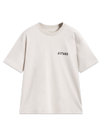 Alpinestars Latitude Oversized CSF Tee, sand beige kortærmet t-shirt med sort Astars-logo på brystet, motorsport-streetwear