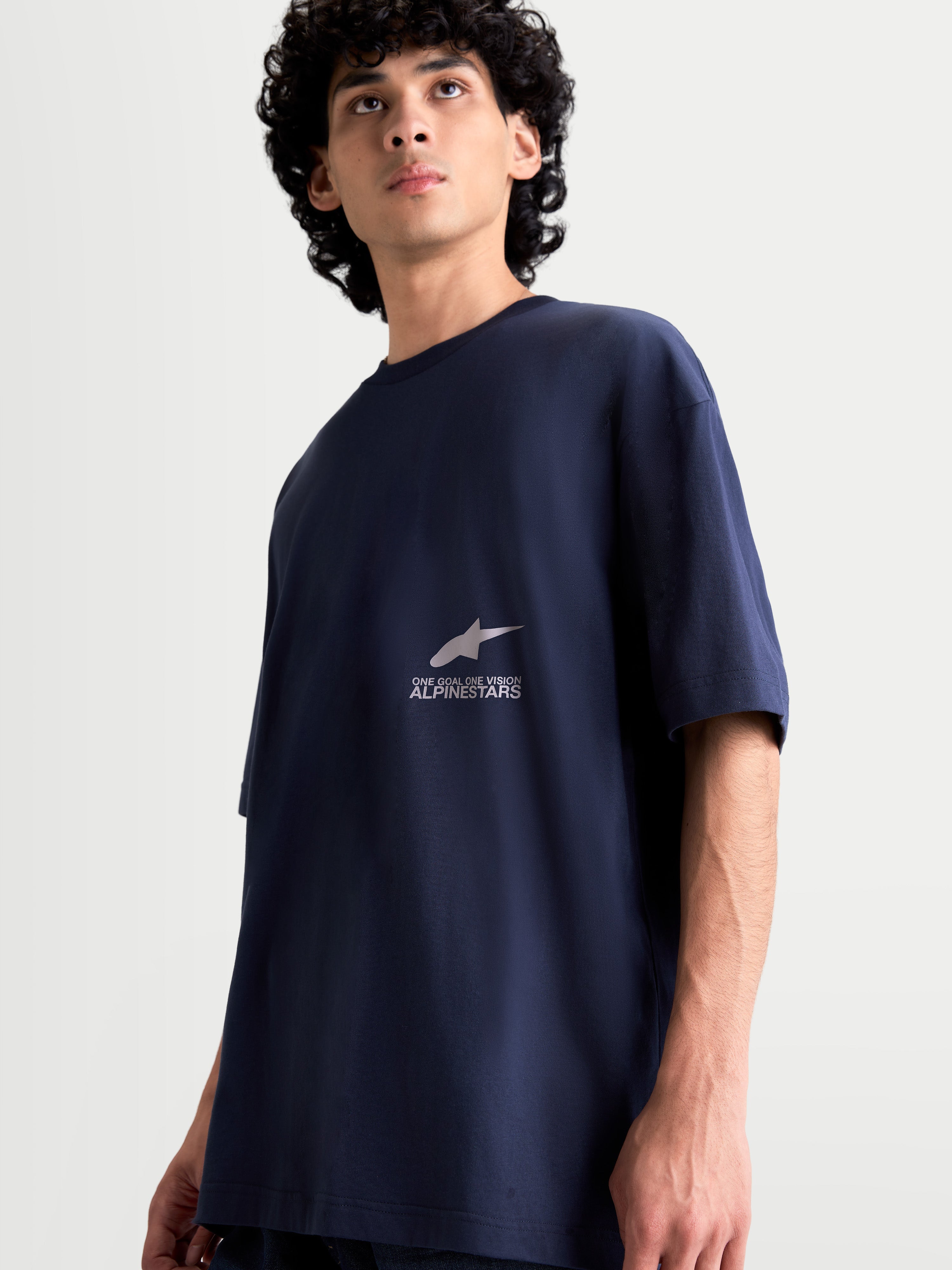 Alpinestars Institute Oversized SS CSF T-shirt, blå kortærmet herre-T-shirt, afslappet oversized pasform med hvidt frontlogo og 'One Goal One Vision' grafik, blød bomuld-polyester blanding, motorsport-inspireret sportstøj vist på model