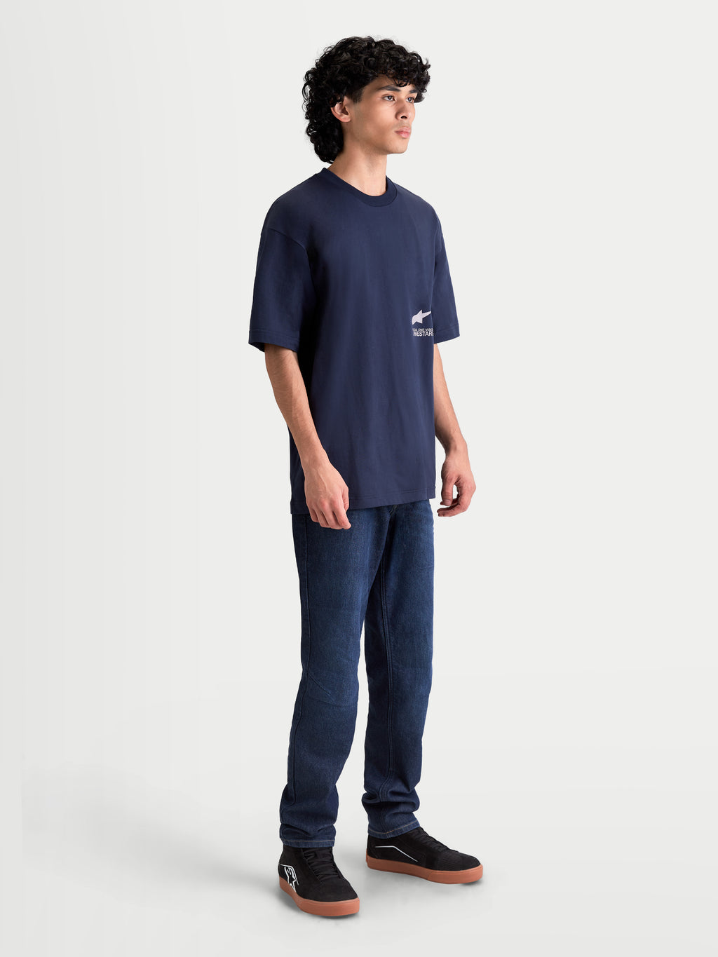 Alpinestars Institute Oversized SS CSF T-shirt, herre-sportswear-t-shirt, blå, set fra siden på model med afslappet pasform og hvid logografik på brystet, premium bomulds- og polyesterblanding