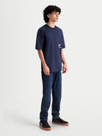 Alpinestars Institute Oversized SS CSF T-shirt, herre-sportswear-t-shirt, blå, set fra siden på model med afslappet pasform og hvid logografik på brystet, premium bomulds- og polyesterblanding