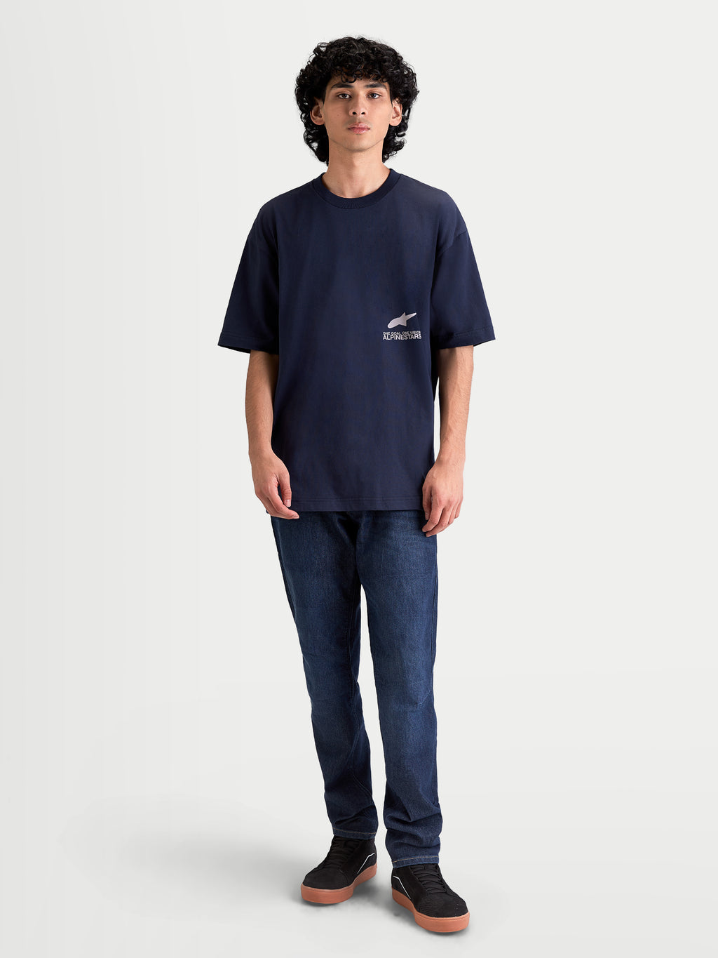 Alpinestars Institute Oversized SS CSF Tee, blå kortærmet herre-T-shirt med lille hvidt brystlogo, afslappet oversized pasform, blød bomulds- og polyesterblanding, motorsport-inspireret sportswear.