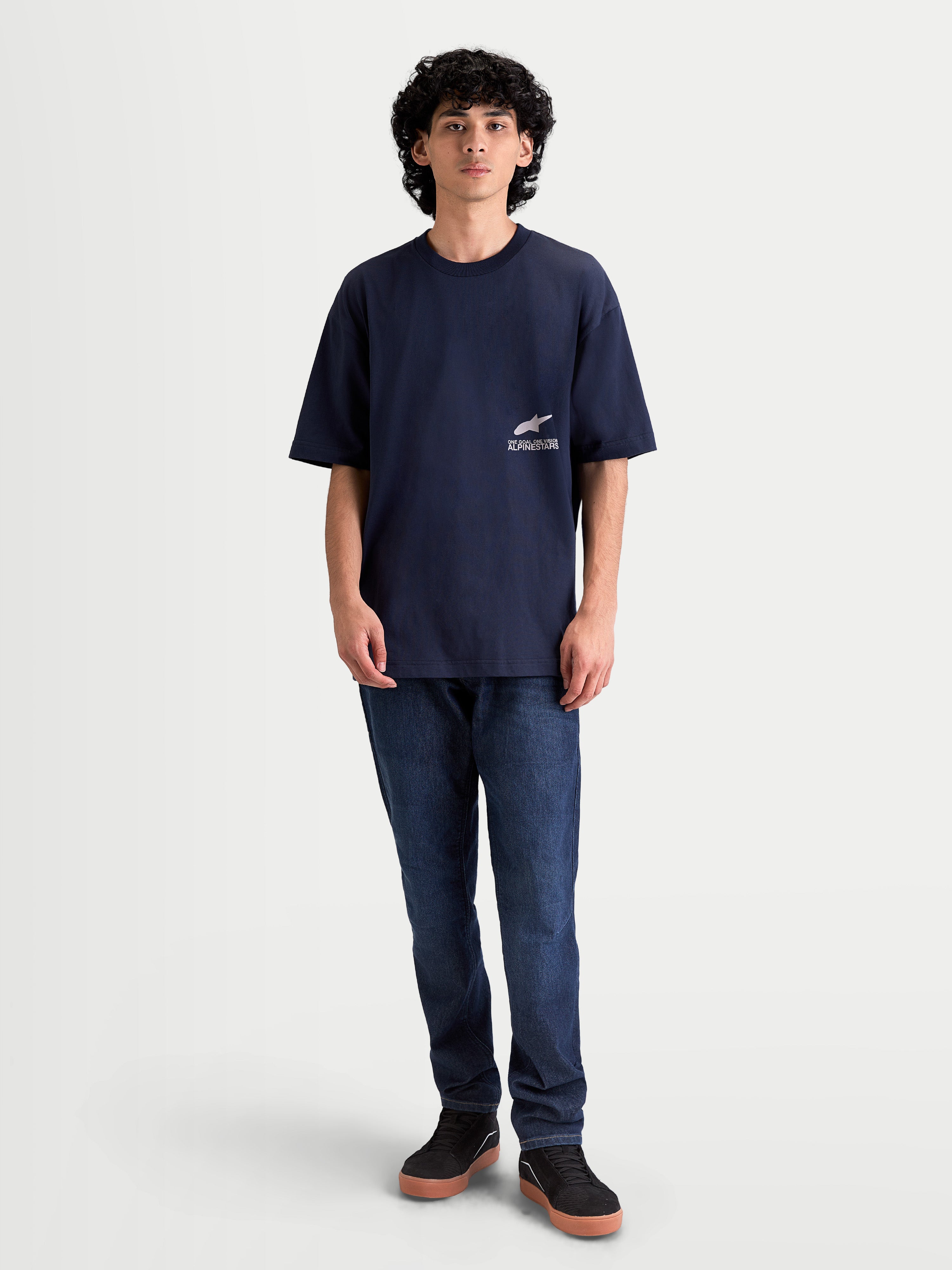Alpinestars Institute Oversized SS CSF Tee, blå kortærmet herre-T-shirt med lille hvidt brystlogo, afslappet oversized pasform, blød bomulds- og polyesterblanding, motorsport-inspireret sportswear.