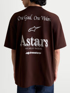 Alpinestars Post Oversized CSF T-shirt, brun kortærmet T-shirt set bagfra på model med hvid 'One Goal. One Vision.' og 'Astars World Wide' grafik, oversized pasform i bomulds-polyesterblanding, afslappet motorsport sportstøj