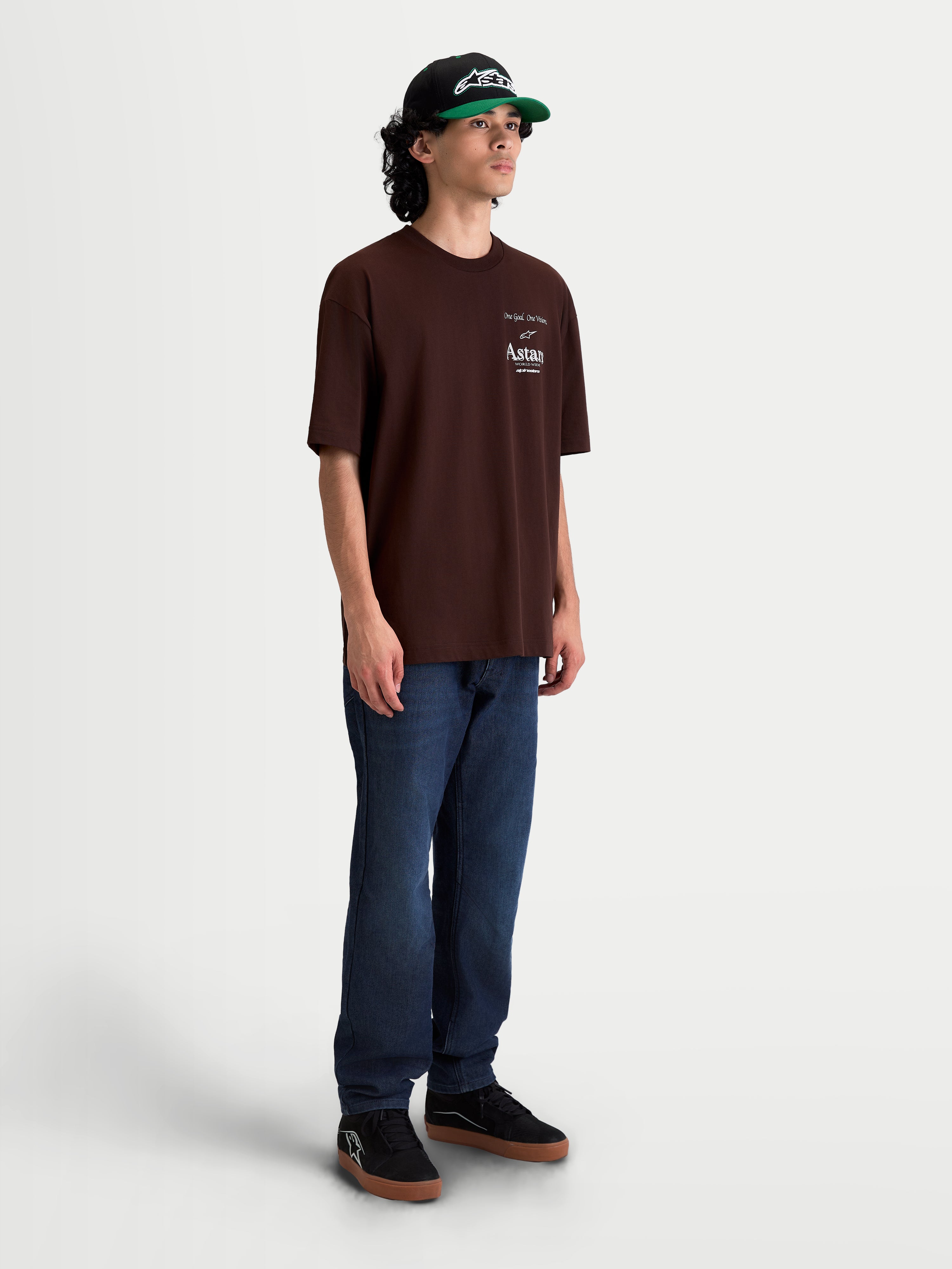 Alpinestars Post Oversized CSF T-shirt, brun kortærmet herre-t-shirt med afslappet oversized pasform, hvidt Astars-logo på brystet, premium bomulds-polyesterblanding, motorsport-inspireret sportswear vist på model.