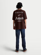Alpinestars Post Oversized CSF T-shirt, brun kortærmet t-shirt i oversized fit, hvid grafik på ryggen med 'One Goal. One Vision.' og Astars World Wide branding, set bagfra på model, afslappet motorsport sportstøj og streetwear.