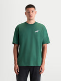 Alpinestars Checkback Oversized CSF t-shirt, herre-sportswear kortærmet trøje, set forfra på model, grøn og hvid, afslappet oversized pasform med hvidt Astars-logo på brystet, motorsport-inspireret top i bomuld-polyesterblanding.