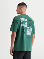 Alpinestars Checkback Oversized CSF T-shirt, grøn kortærmet T-shirt til mænd og kvinder, set bagfra på model med hvid og sort ternet grafik på ryggen, Astars logo og motorsport-branding, afslappet oversized pasform.