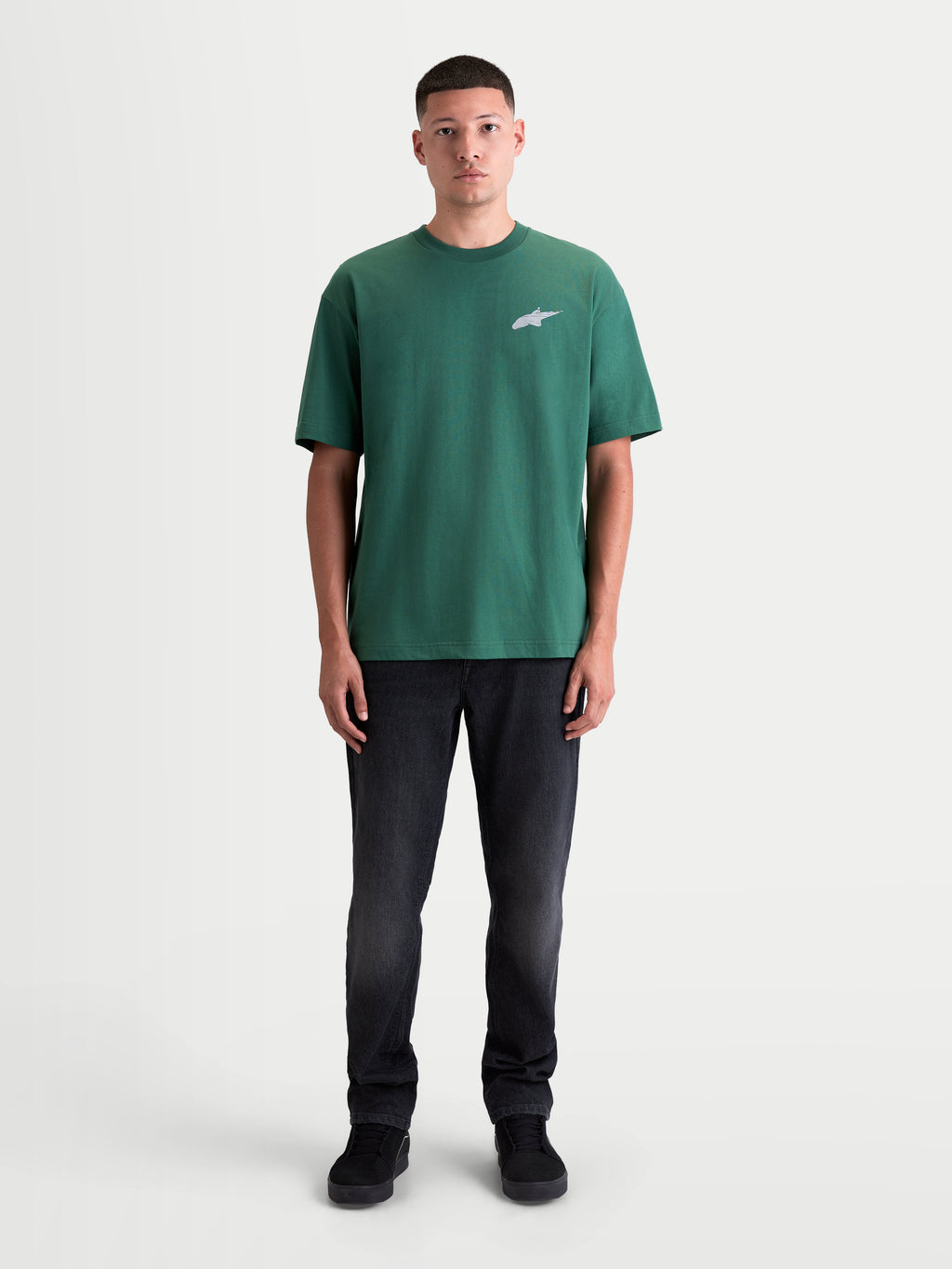 Alpinestars Checkback Oversized CSF T-shirt, grøn kortærmet sportstøj t-shirt, herremodel med oversized fit og et lille Astars-logo på brystet, afslappet motorsport-stil.