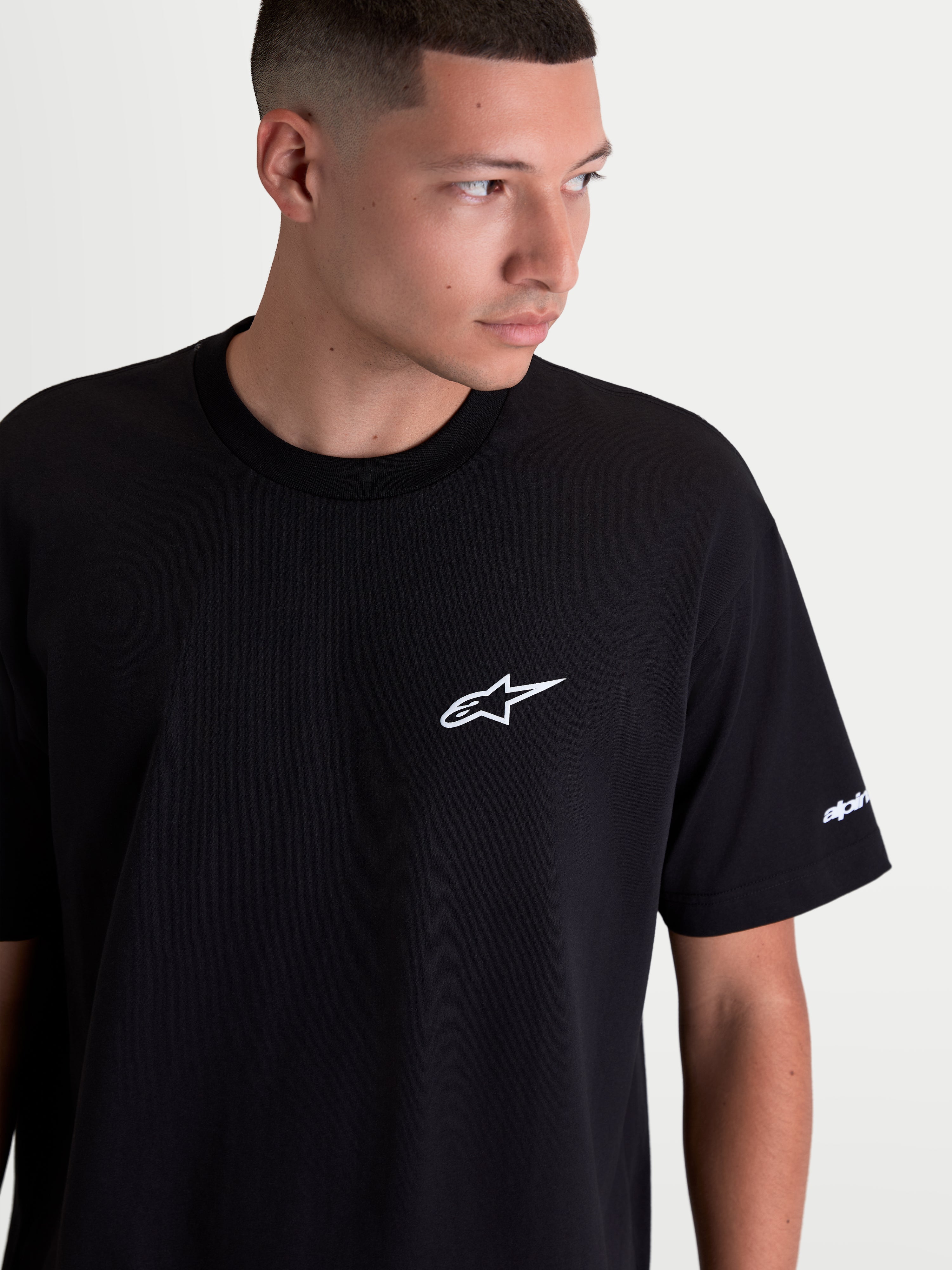 Alpinestars Mandate Oversized CSF t-shirt, herre kortærmet sportswear t-shirt, sort med hvidt puff-print Astars-logo på brystet og grafik på ærmet, oversized pasform, afslappet motorsport livsstil.