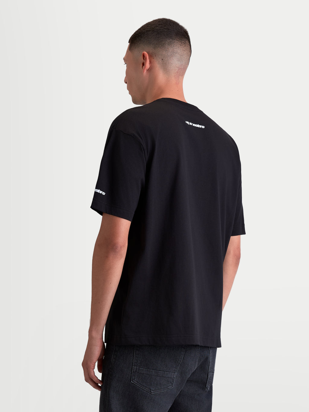 Alpinestars Mandate Oversized CSF T-shirt, sort kortærmet herre-sportstøj, set bagfra med hvide Alpinestars-logoer på nakken og ærmet, afslappet oversized pasform.
