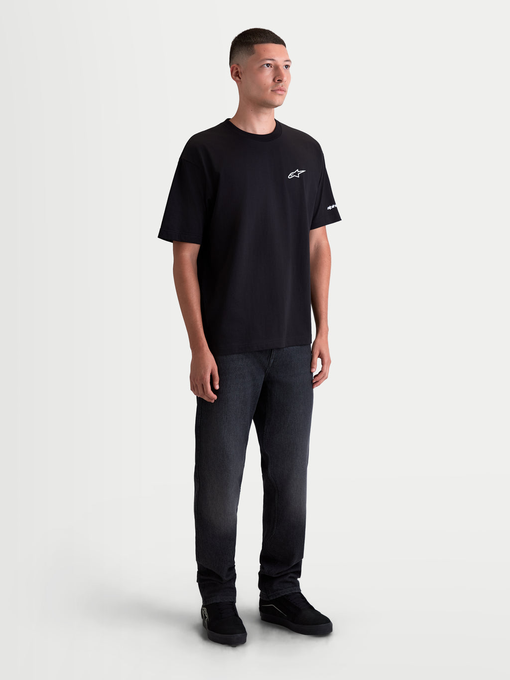 Alpinestars Mandate Oversized CSF T-shirt, kortærmet herre-sportstøj, sort med hvidt puff-print logo, afslappet oversized pasform, casual hverdagstøj vist på model