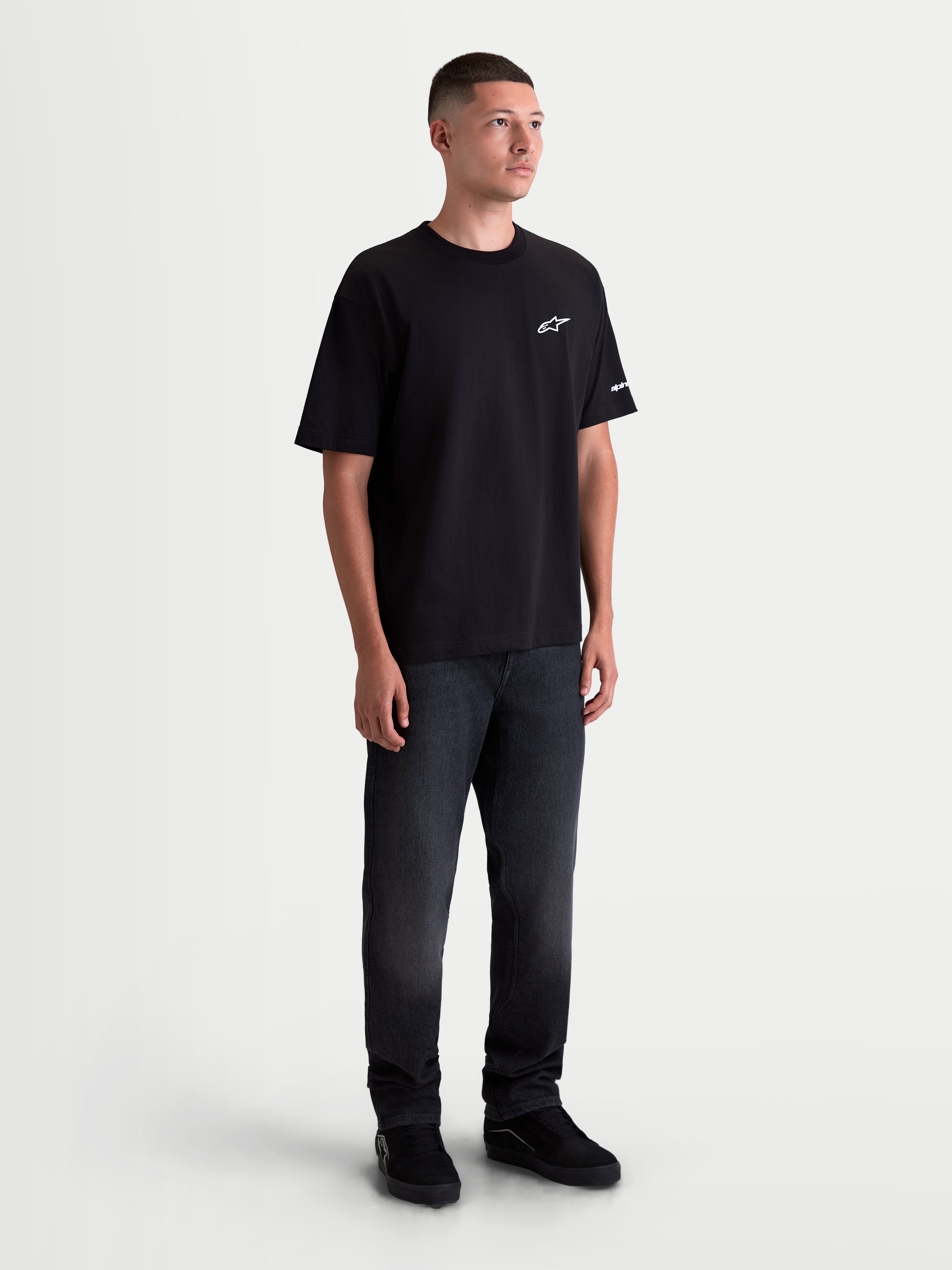 Alpinestars Mandate Oversized CSF T-shirt, kortærmet herre-sportstøj, sort med hvidt puff-print logo, afslappet oversized pasform, casual hverdagstøj vist på model