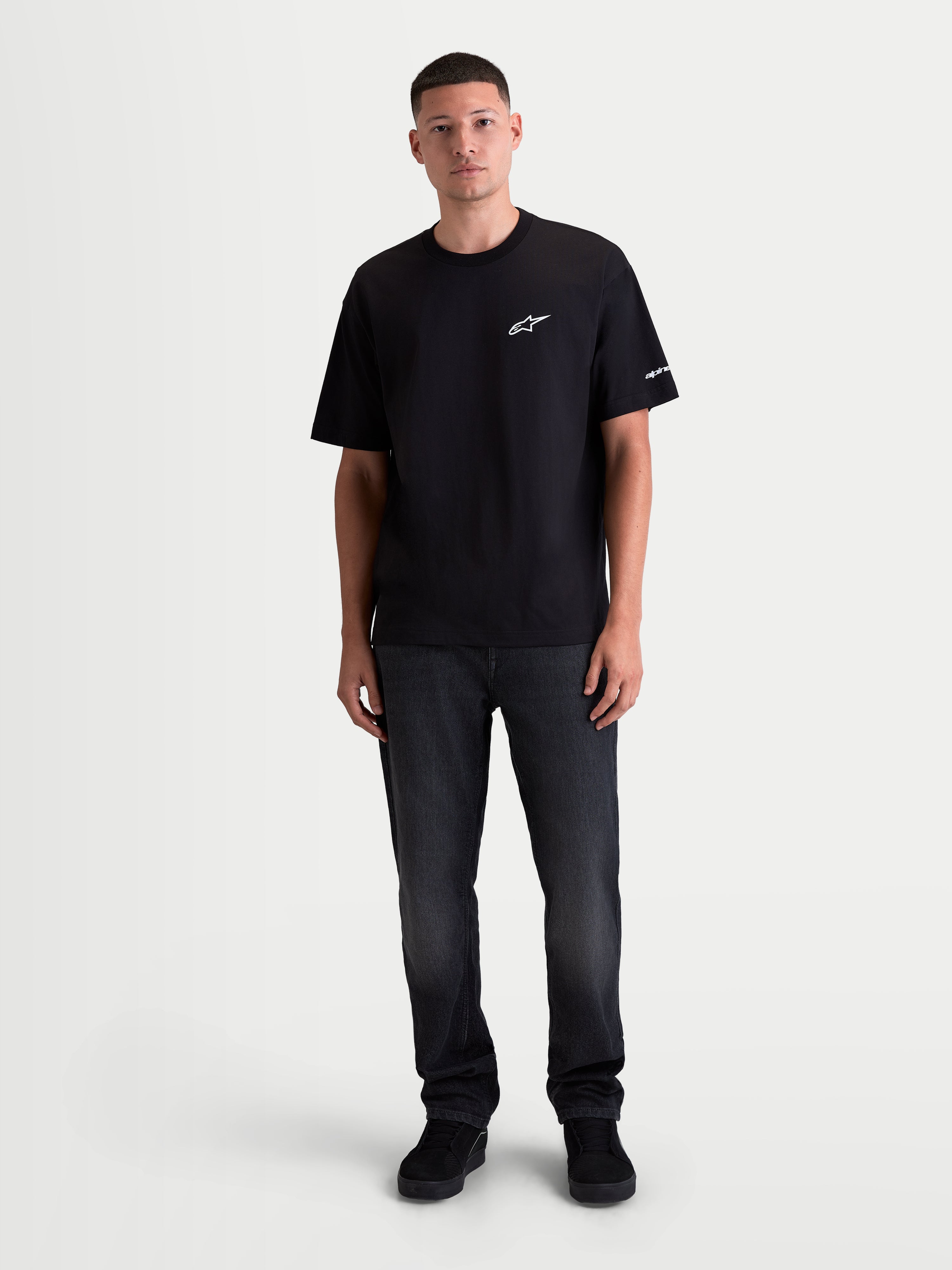Alpinestars Mandate Oversized CSF T-Shirt, herre kortærmet T-shirt i sort med hvidt puff-print logo på brystet og grafik på ærmet, afslappet oversized pasform, motorsport sportstøj.