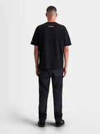 Alpinestars Mandate Oversized CSF T-shirt, kortærmet unisex-t-shirt, sort, 60/40 bomulds-polyesterblanding, set bagfra på model med hvid puff-print grafik på hals og ærme, afslappet oversized pasform.