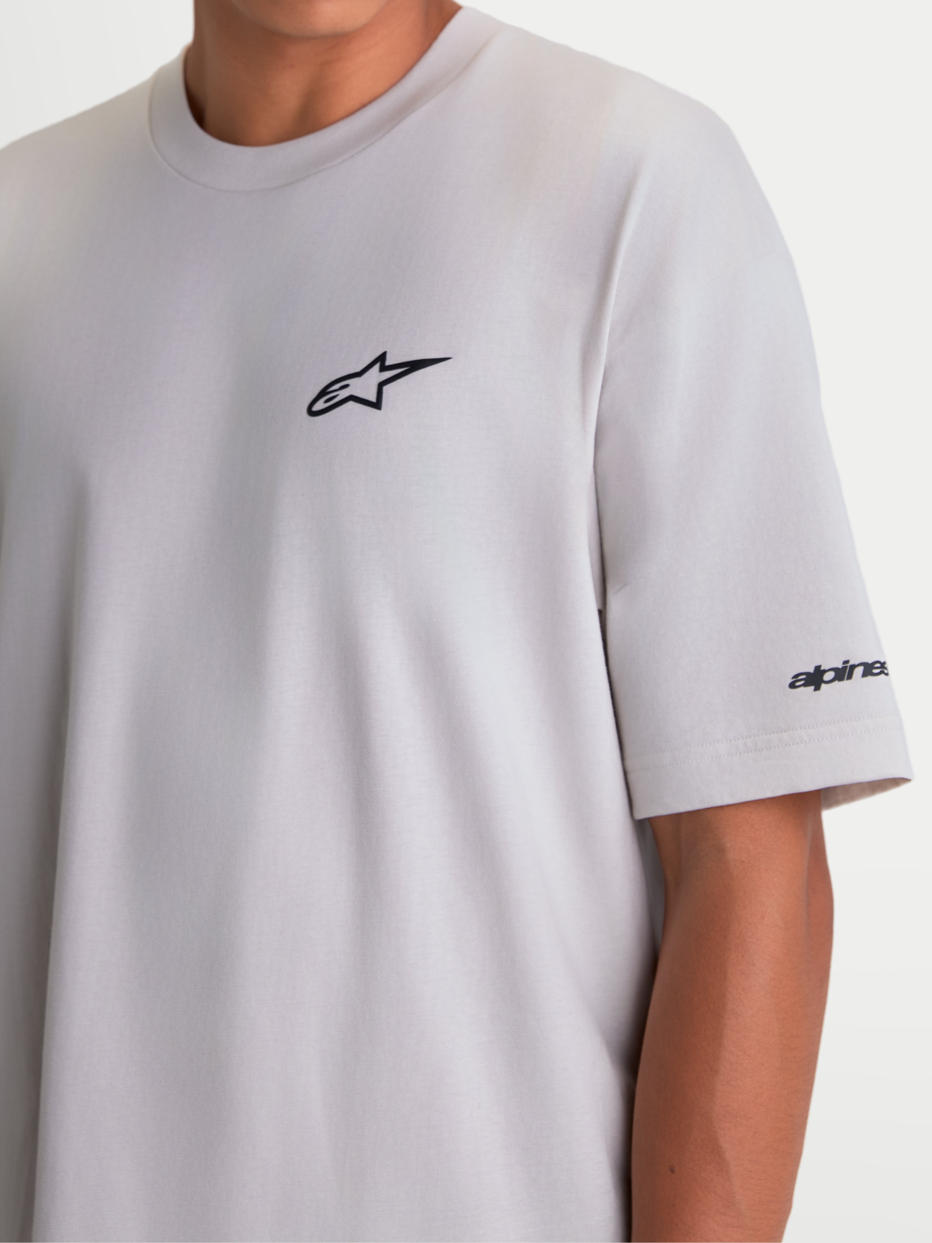 Alpinestars Mandate Oversized CSF T-shirt, cementgrå kortærmet sportswear-t-shirt med sort puff-print Astars-logo på brystet og ordgrafik på ærmet, oversized pasform til afslappet komfort.