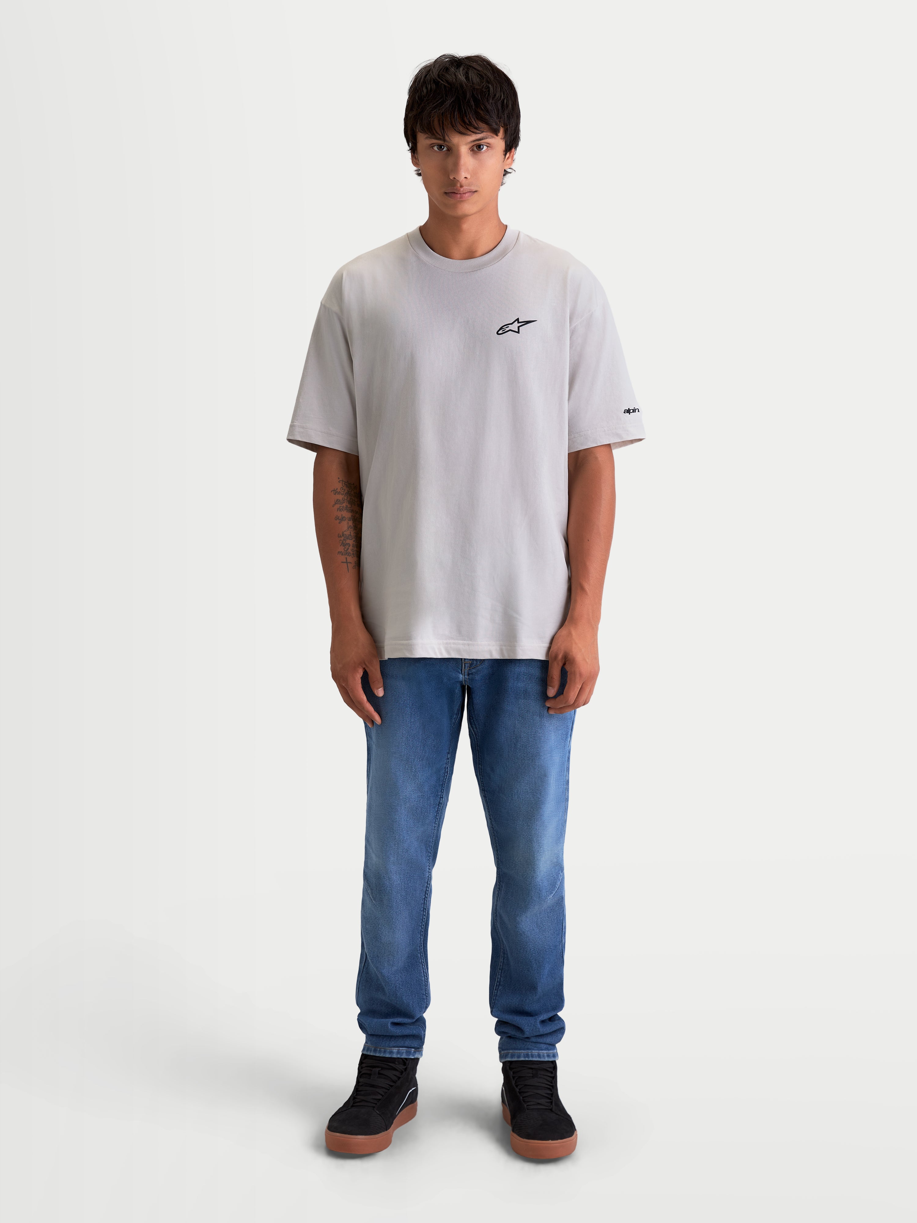 Alpinestars Mandate Oversized CSF T-shirt, herre-sportswear T-shirt, cementgrå, afslappet oversized pasform, sort puff-print Astars-logo på brystet, komfortabel bomulds-polyesterblanding.