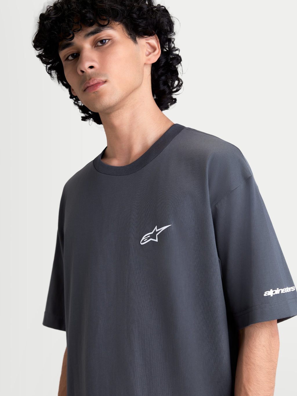 Alpinestars Mandate Oversized CSF t-shirt, grå kortærmet t-shirt med hvidt puff-print Astars-logo på brystet og grafik på ærmet, oversized pasform, bomulds-polyesterblanding, afslappet sportswear til hverdag.