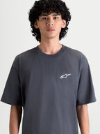 Alpinestars Mandate Oversized CSF t-shirt, herre kortærmet t-shirt i mørkegrå, afslappet oversized pasform med hvidt puff-print Astars-logo på brystet, premium livsstilsbeklædning.
