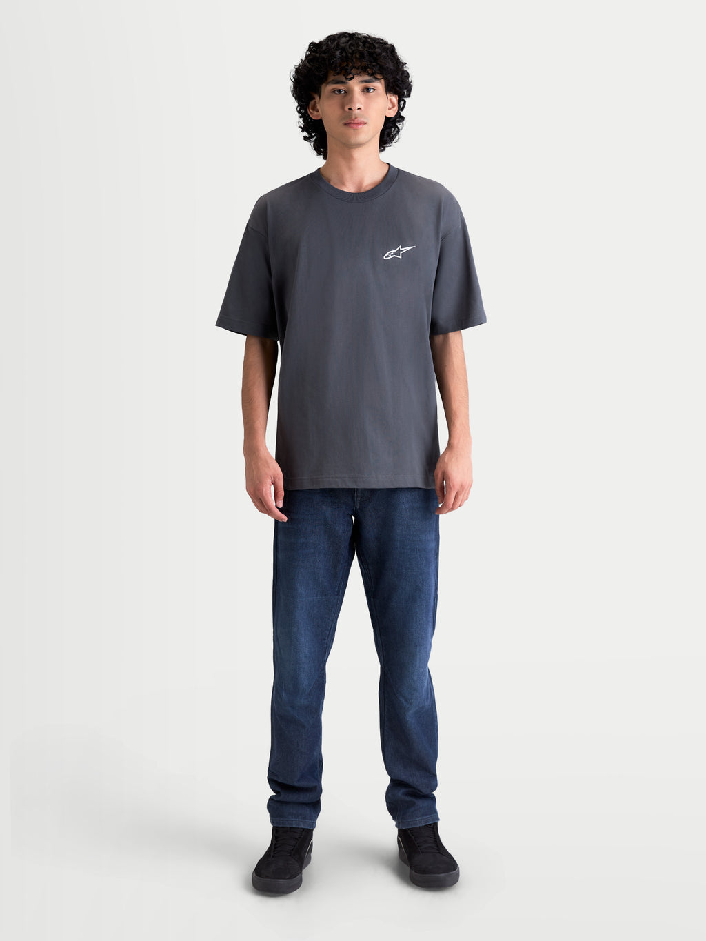 Alpinestars Mandate Oversized CSF T-shirt, koksgrå herre kortærmet T-shirt med hvidt puff-print Astars-logo på brystet, afslappet oversized pasform, casual streetwear sportstøj.
