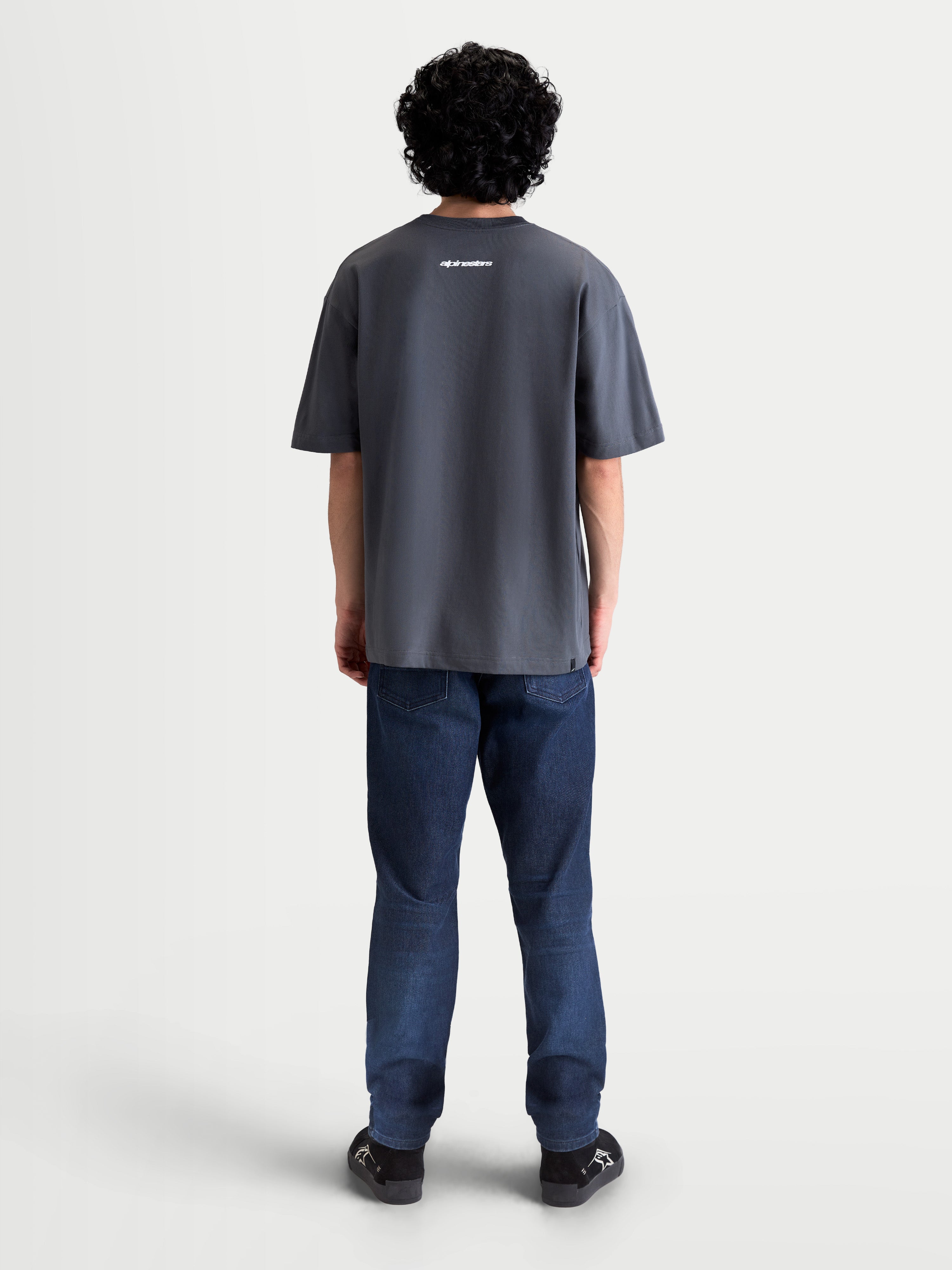Alpinestars Mandate Oversized CSF T-shirt, kortærmet sportswear t-shirt, unisex, grå, bomulds-polyesterblanding, set bagfra på model med hvid Alpinestars-grafik og afslappet oversized pasform.