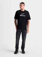 Alpinestars Prelude Oversized CSF T-shirt, kortærmet herre-sportswear-T-shirt, sort med hvidt Astars-logo på brystet, afslappet pasform, blød bomuldsblanding, set forfra på model