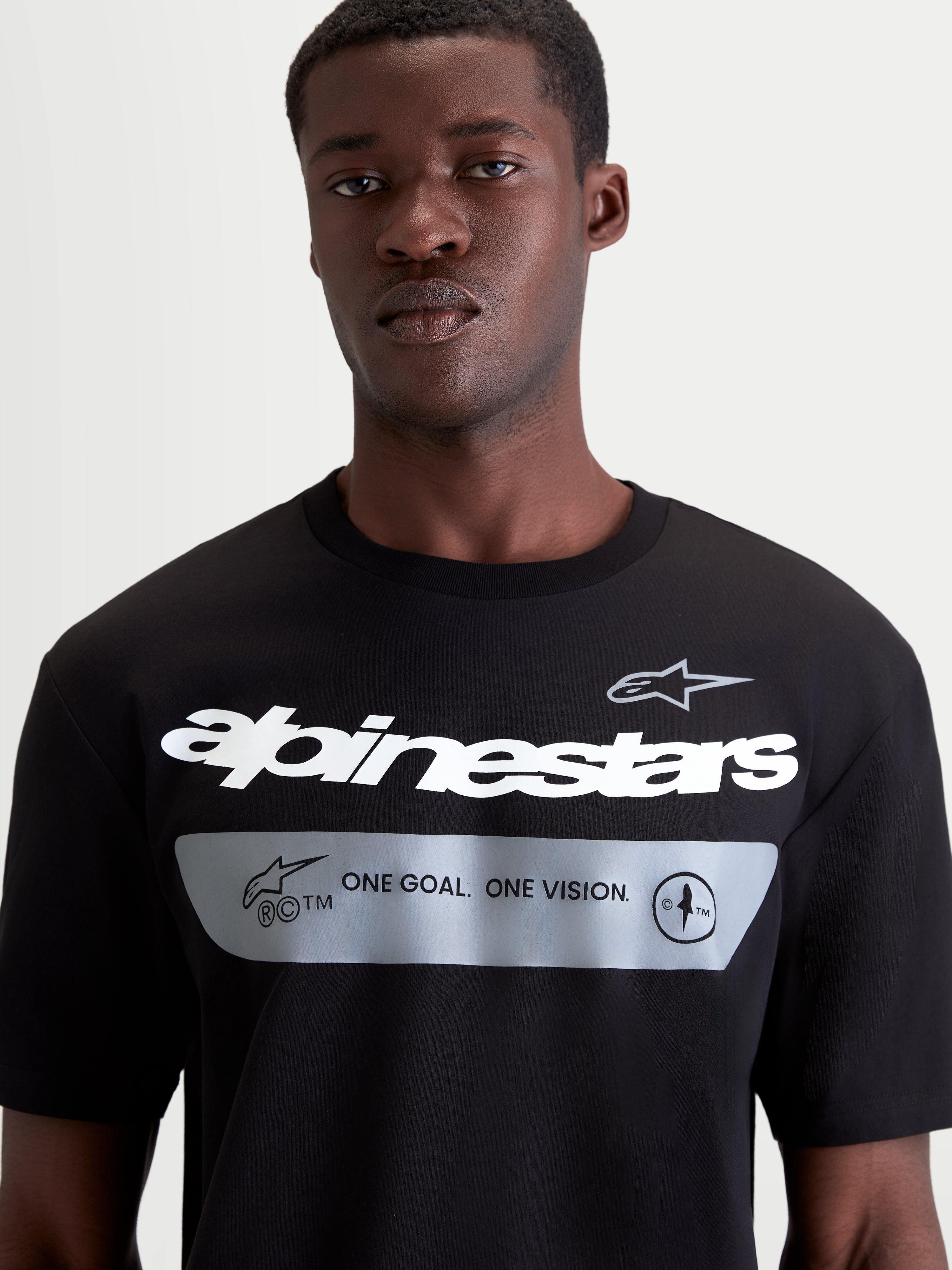 Alpinestars Singular CSF T-shirt, sort kortærmet herre-T-shirt, nærbillede af brystgrafik med hvid Alpinestars-tekst og "ONE GOAL. ONE VISION." mærkemanifest, premium bomuldsblanding, afslappet motorsport sportstøj.
