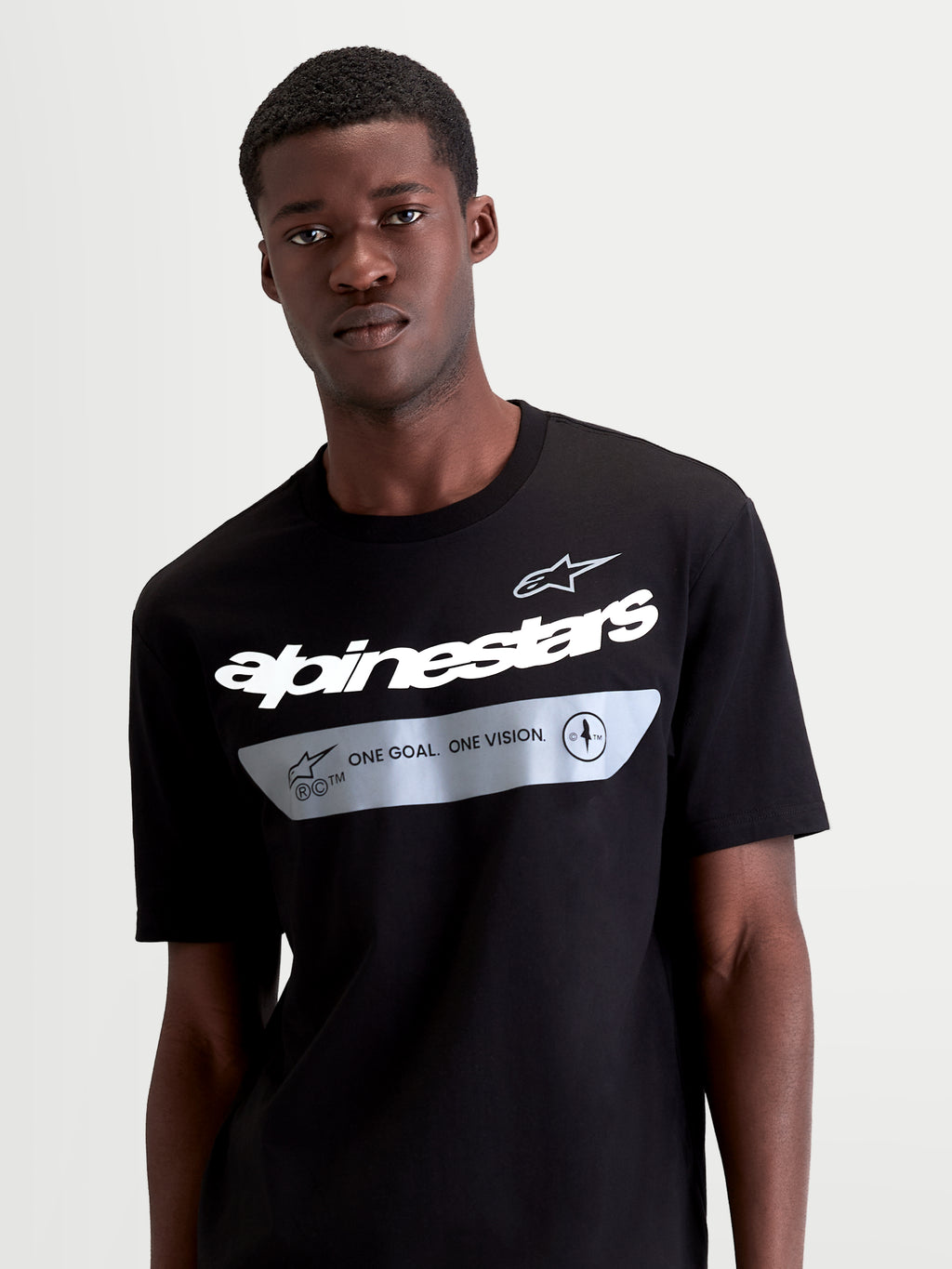 Alpinestars Singular CSF T-shirt, kortærmet herre-sportstøj, sort med hvid Alpinestars wordmark og grå 'ONE GOAL. ONE VISION.' grafik, premium kæmmet ringspundet bomuldsblanding, afslappet t-shirt.