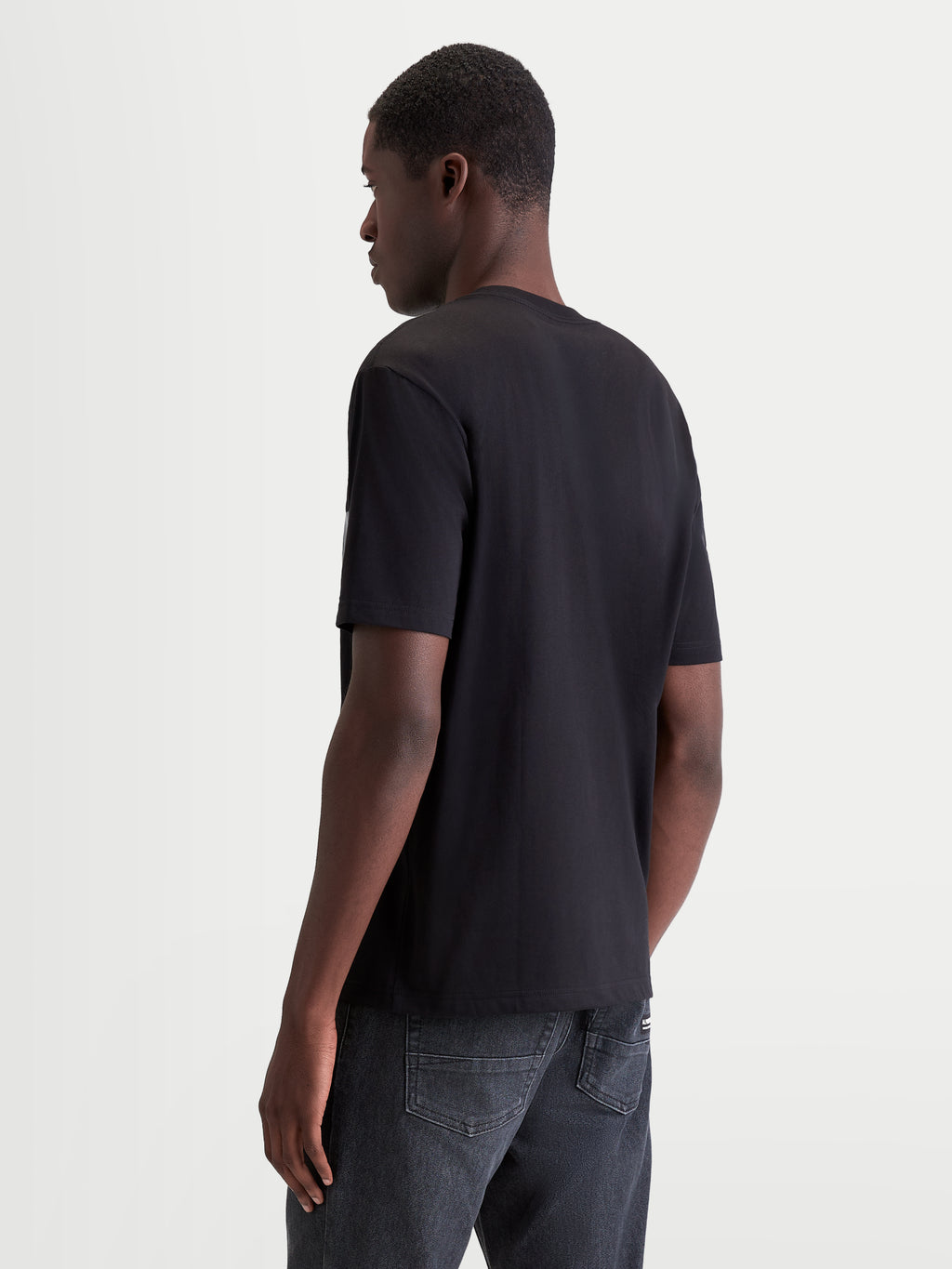 Alpinestars Singular CSF T-shirt, herre kortærmet trøje i sort, set bagfra på model, fremstillet i en blød bomuldsblanding til hverdagsbrug og motorsport livsstilskomfort.