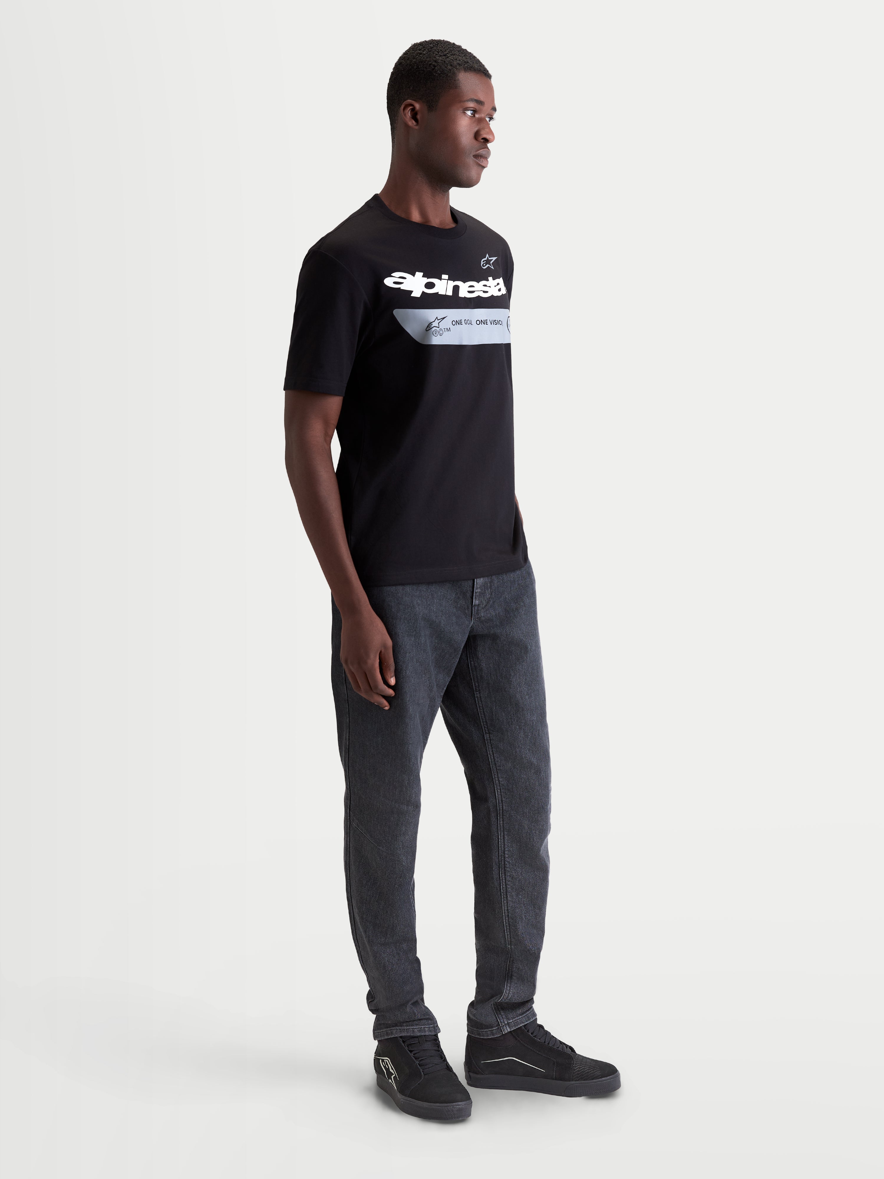 Alpinestars Singular CSF T-shirt, kortærmet herre-t-shirt i sort, motorsportsinspireret sportswear til casual hverdagsbrug med buet hvid Astars word-grafik og 'One Goal One Vision' print, premium bomuldsblanding.