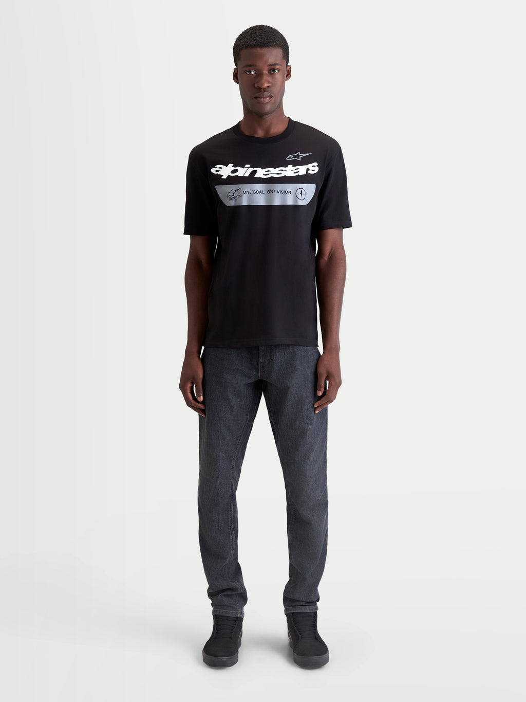 Alpinestars Singular CSF T-shirt, kortærmet herre-t-shirt, sort med hvid og grå brystgrafik med Astars-logo og mottoet ONE GOAL. ONE VISION., afslappet motorsport sportstøj i premium bomuldsblanding.