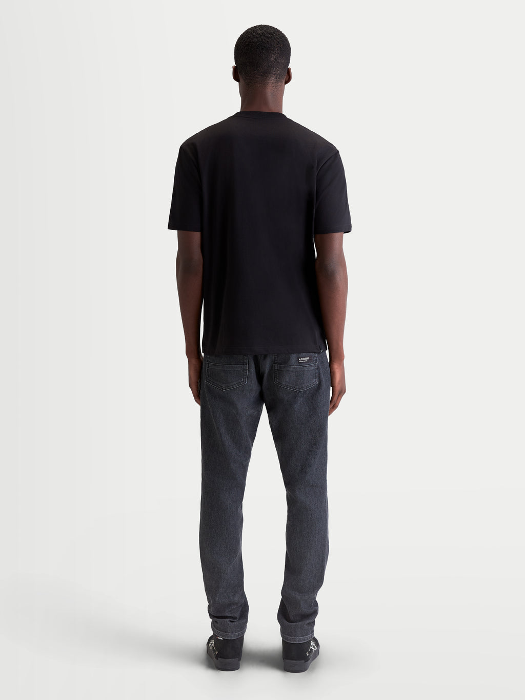 Alpinestars Singular CSF T-shirt, sort kortærmet t-shirt til herre og dame, set bagfra på model, premium bomuldsblanding, afslappet motorsport sportstøj.