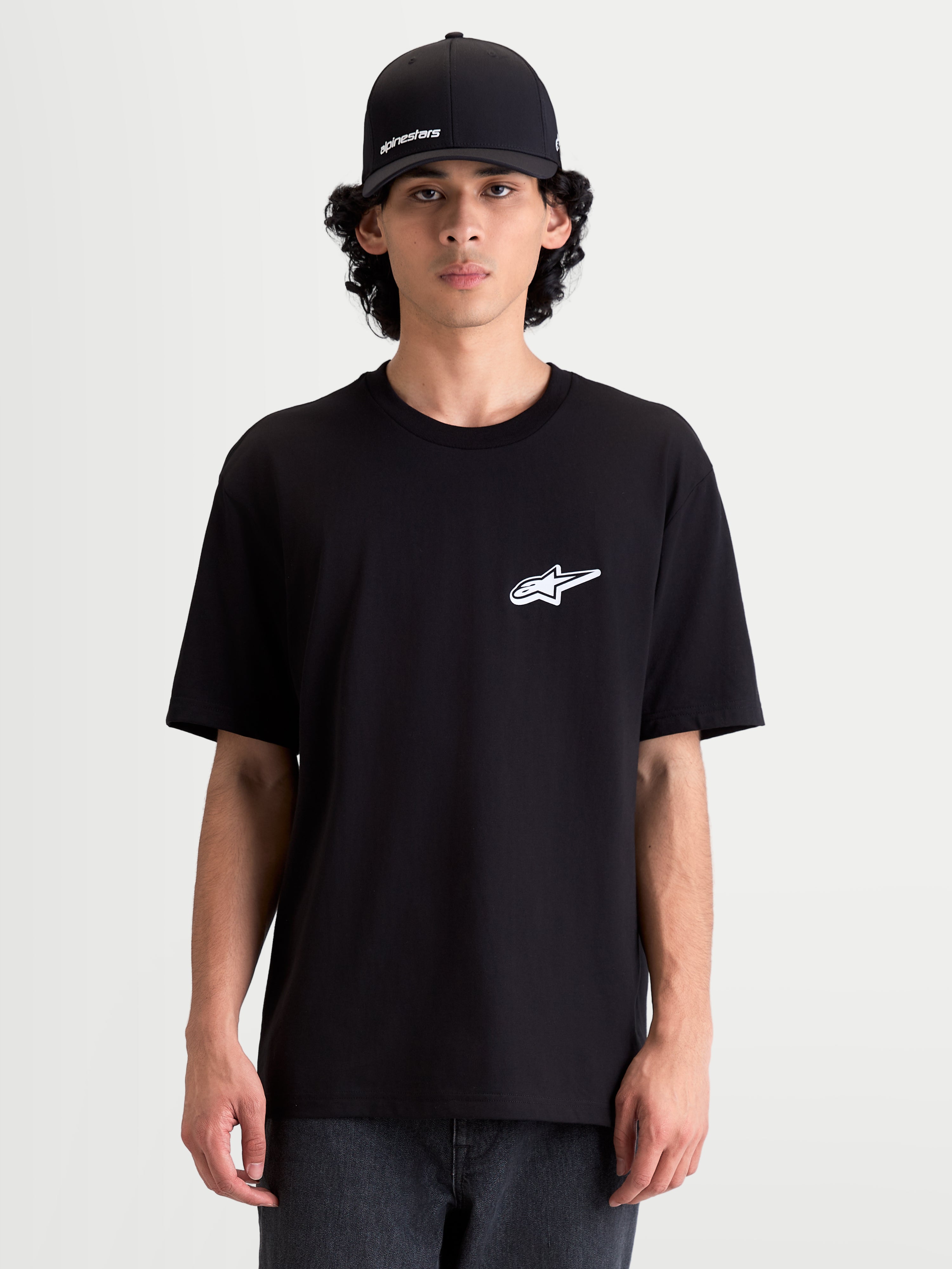Alpinestars Meteor CSF T-shirt, kortærmet herre-T-shirt, sort med hvidt Astars brystlogo, afslappet motorsportstøj båret af en model.