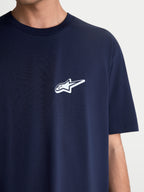 Alpinestars Meteor CSF T-Shirt, mørkeblå kortærmet T-shirt med hvidt Astars-logo på brystet, afslappet motorsportstøj i blød bomuld-polyester-blanding, nærbillede på model.