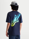 Alpinestars Meteor CSF t-shirt, mørkeblå kortærmet t-shirt til herre og dame, set bagfra på en model med stort Astars-logo på ryggen i en blå og limegrøn MX-inspireret farvegraduering, afslappet motorsport sportstøj