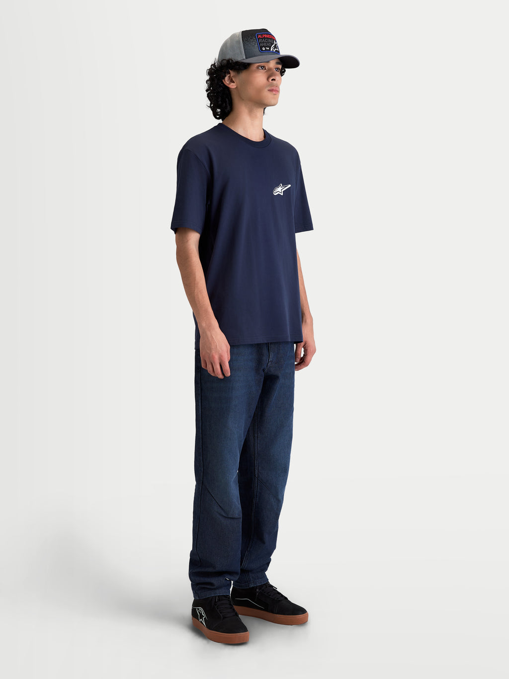 Alpinestars Meteor CSF T-shirt, navyblå kortærmet t-shirt, herre-sportstøj til hverdag, lille hvidt Astars-logo på brystet, 60 % bomuld og 40 % polyester, afslappet motorsports-stil, vist på model.