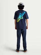 Alpinestars Meteor CSF T-shirt, mørkeblå kortærmet t-shirt, set bagfra på model med et stort gult og blåt MX-inspireret Astars-logo på ryggen, afslappet sportstøj i blød bomuldsblanding.