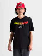 Alpinestars Elliptogrit CSF t-shirt, kortærmet sportswear t-shirt på model, sort med buet Astars-ordmærke i rød og gul farvegradient, blød bomulds-polyesterblanding, afslappet hverdagsbrug
