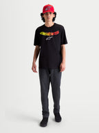 Alpinestars Elliptogrit CSF T-shirt, herre-kortærmet sportswear T-shirt, sort med gult og rødt gradient Astars-ordmærke logo, afslappet hverdagstøj i bomulds-polyesterblanding, vist på model.