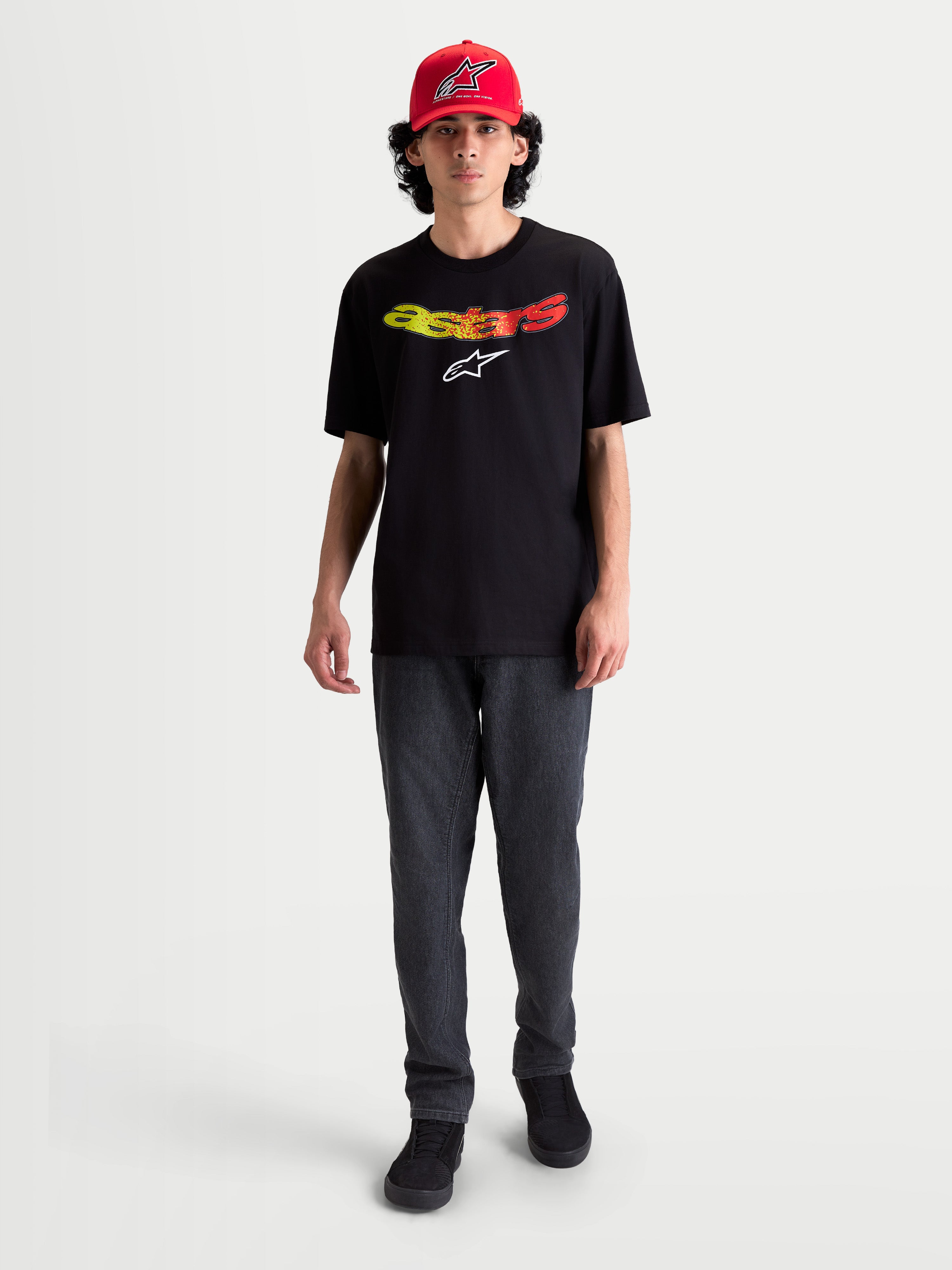 Alpinestars Elliptogrit CSF T-shirt, herre-kortærmet sportswear T-shirt, sort med gult og rødt gradient Astars-ordmærke logo, afslappet hverdagstøj i bomulds-polyesterblanding, vist på model.