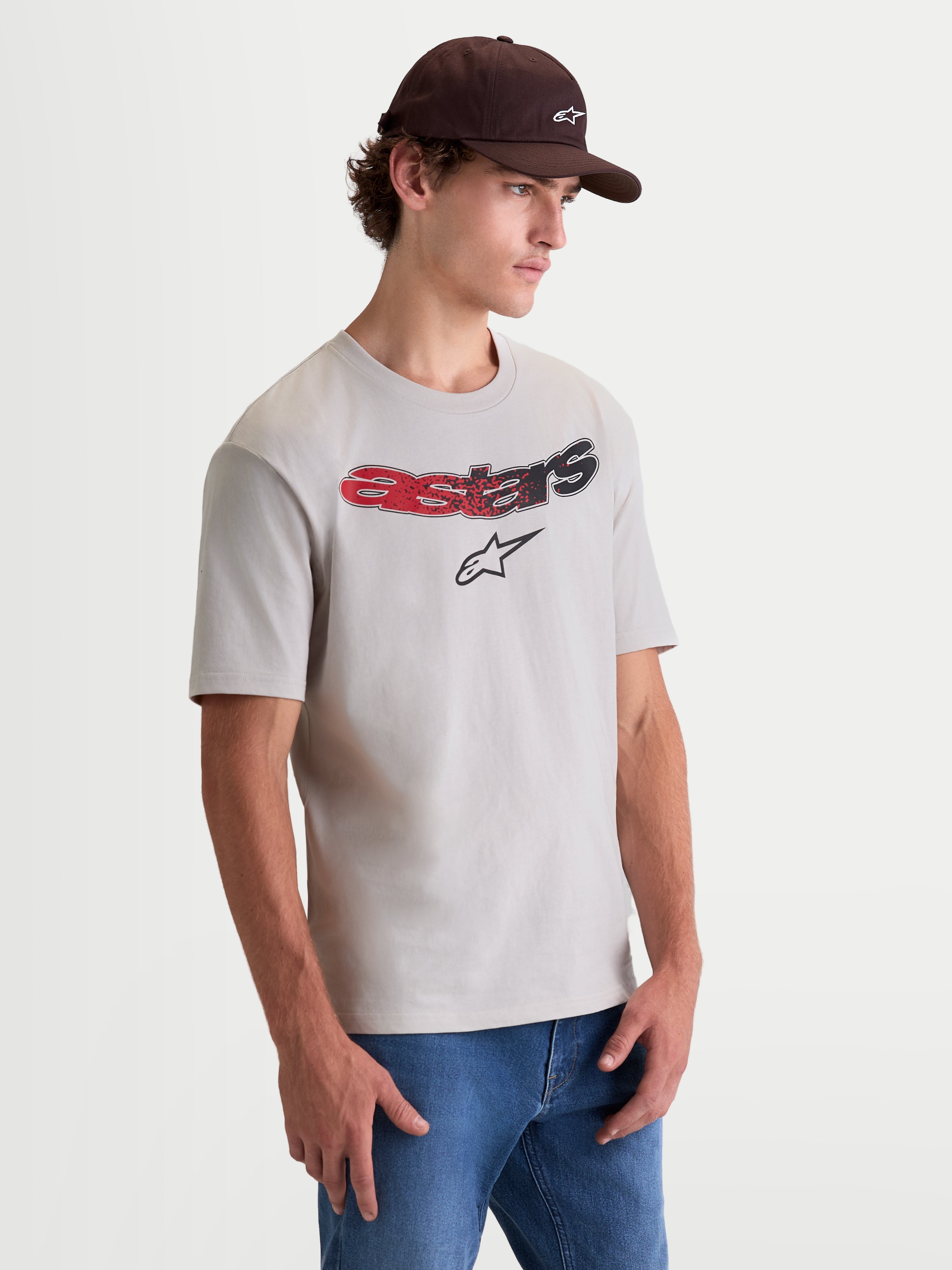 Alpinestars Elliptogrit CSF T-shirt, herre- kortærmet T-shirt, cementgrå med rød og sort farvegradient Astars-logo, vist på model, blødt frontprint, bomuldsblanding, afslappet sportstøj til motorsport-entusiaster