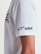 Alpinestars P1 CSF T-shirt, hvid kortærmet T-shirt, nærbillede af ærmedetalje med ALPINESTARS PROTECTS logo, hvid og sort, 60/40 bomuldsblanding, afslappet motorsport sportswear