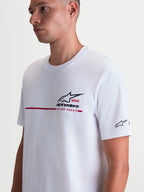 Alpinestars P1 CSF T-shirt, hvid kortærmet T-shirt med sort Astars-logo og rød race-stribe på brystet, vist på model, afslappet motorsport-sportstøj i blød bomulds- og polyesterblanding.