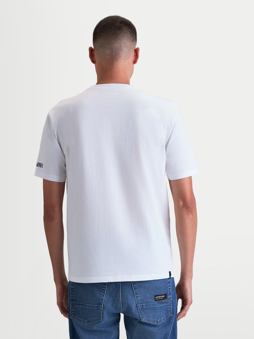 Alpinestars P1 CSF T-shirt, hvid kortærmet t-shirt til herrer, set bagfra på model, afslappet motorsport sportstøj