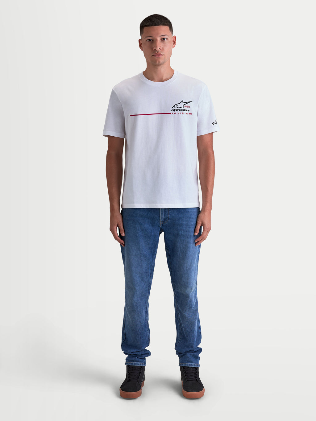 Alpinestars P1 CSF T-Shirt, hvid kortærmet T-shirt til herrer med motorsport race-stribe logografik, blødt print og premium bomuldsblanding til hverdagsbrug, afslappet sportswear.