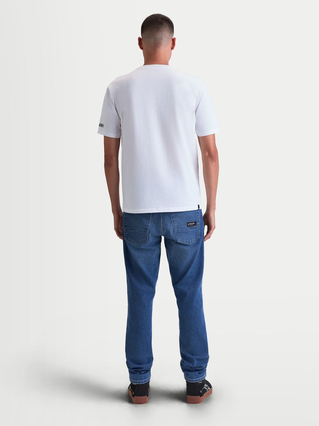 Alpinestars P1 CSF T-shirt, kortærmet sportswear T-shirt til herrer, hvid, set bagfra på model, afslappet motorsportstøj i blød bomulds- og polyesterblanding.
